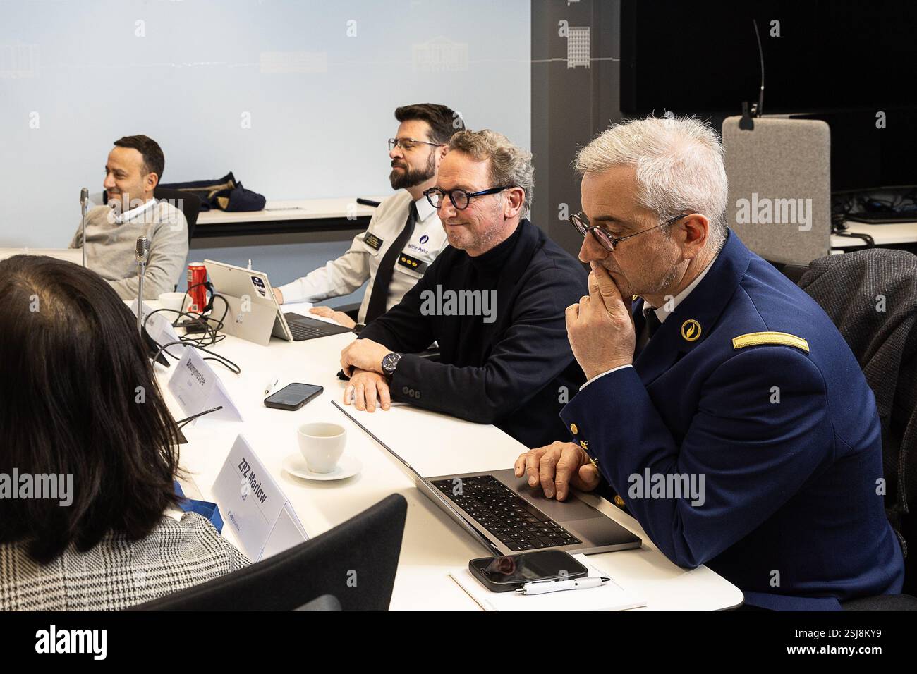 L'immagine mostra una riunione del Consiglio di sicurezza regionale (CARS) in risposta all'aumento della violenza legata alla droga nella regione di Bruxelles-capitale, martedì 11 febbraio 2025. CORES è l'organo consultivo dedicato al coordinamento delle politiche di sicurezza nella regione Bruxelles-capitale. L'obiettivo di questa riunione è valutare la situazione attuale e rafforzare la cooperazione tra i vari livelli di autorità al fine di combattere la violenza legata alla droga e garantire la sicurezza dei cittadini di Bruxelles. BELGA FOTO JAMES ARTHUR GEKIERE Foto Stock