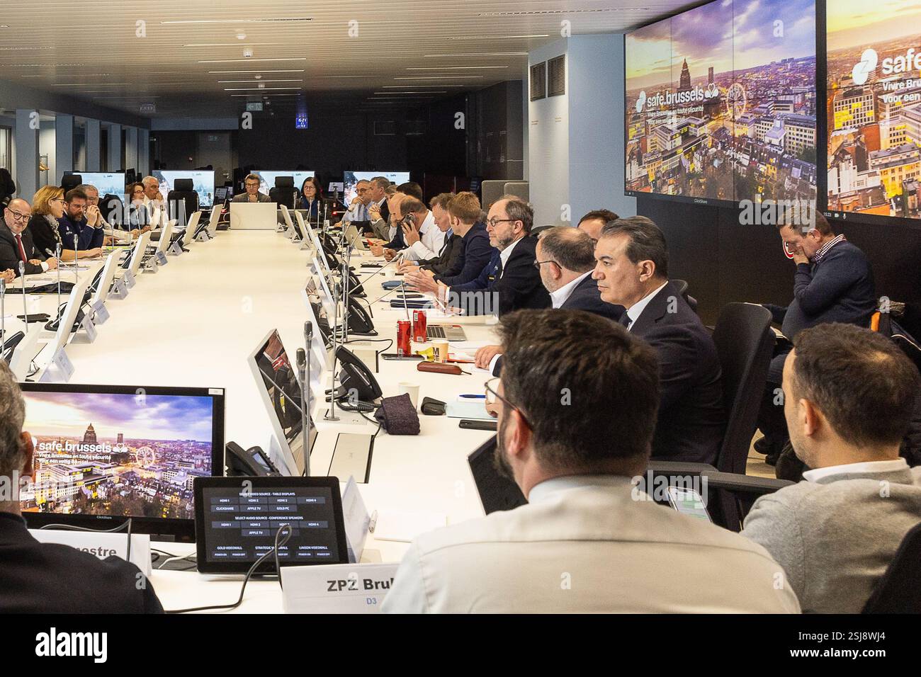 La foto mostra una riunione del Consiglio di sicurezza regionale (CARS) in risposta all'aumento della violenza legata alla droga nella regione di Bruxelles-capitale, a Bruxelles, martedì 11 febbraio 2025. CORES è l'organo consultivo dedicato al coordinamento delle politiche di sicurezza nella regione Bruxelles-capitale. L'obiettivo di questa riunione è valutare la situazione attuale e rafforzare la cooperazione tra i vari livelli di autorità al fine di combattere la violenza legata alla droga e garantire la sicurezza dei cittadini di Bruxelles. BELGA FOTO JAMES ARTHUR GEKIERE Foto Stock