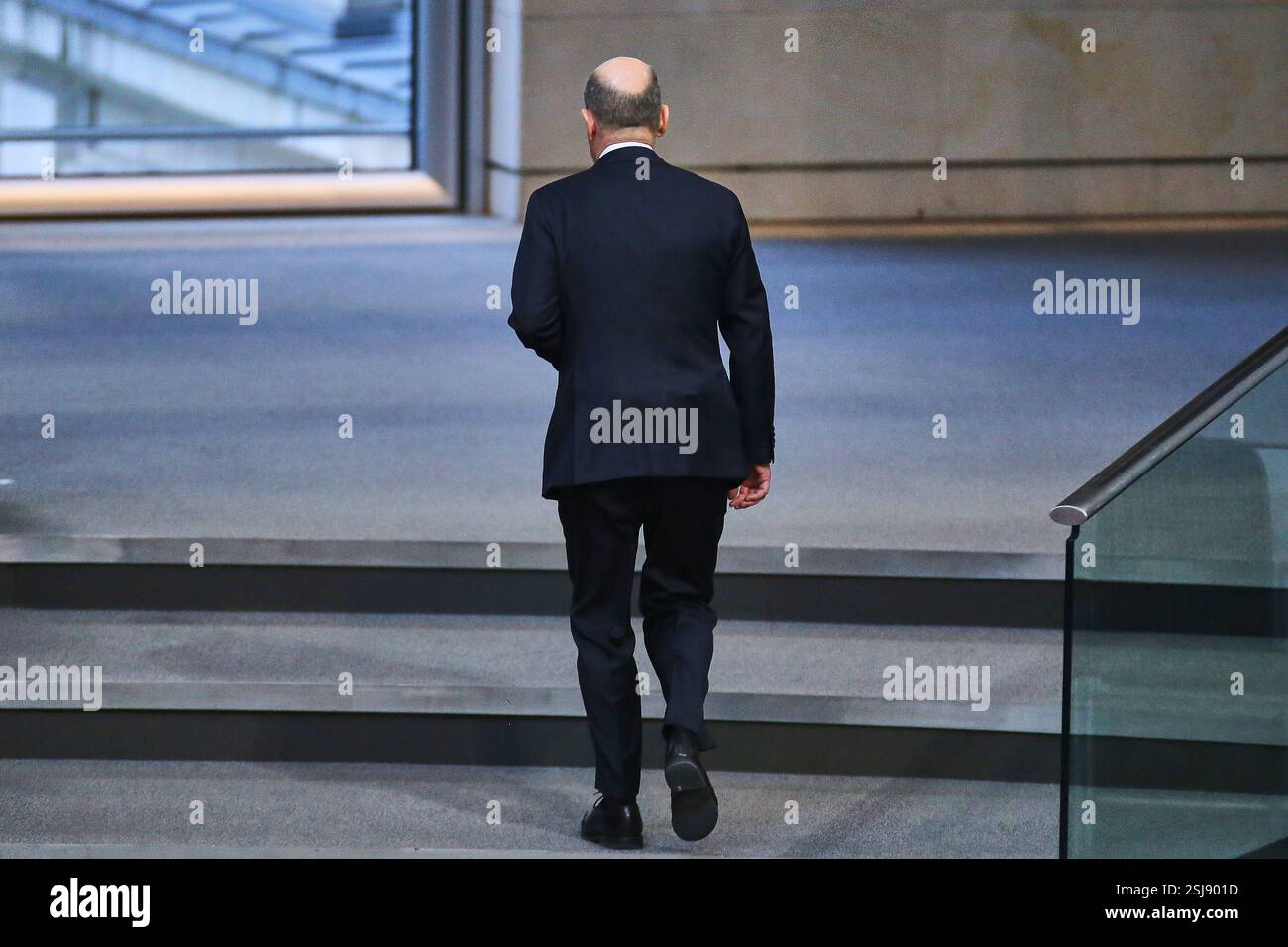 Berlin, Deutschland, 11.02.2025: Deutscher Bundestag: 212. Bundestagssitzung: Bundeskanzler Olaf Scholz SPD geht raus *** Berlino, Germania, 11 02 2025 Bundestag 212 Bundestag sessione Bundestag il Cancelliere federale Olaf Scholz SPD esce Copyright: XdtsxNachrichtenagenturx dts 58626 Foto Stock