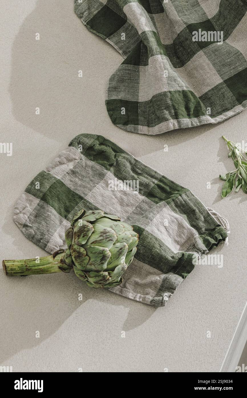 Carciofo fresco, lino. Alimenti sani ingredienti di cottura sfondo con verdure fresche. Concetto estetico della cucina Foto Stock
