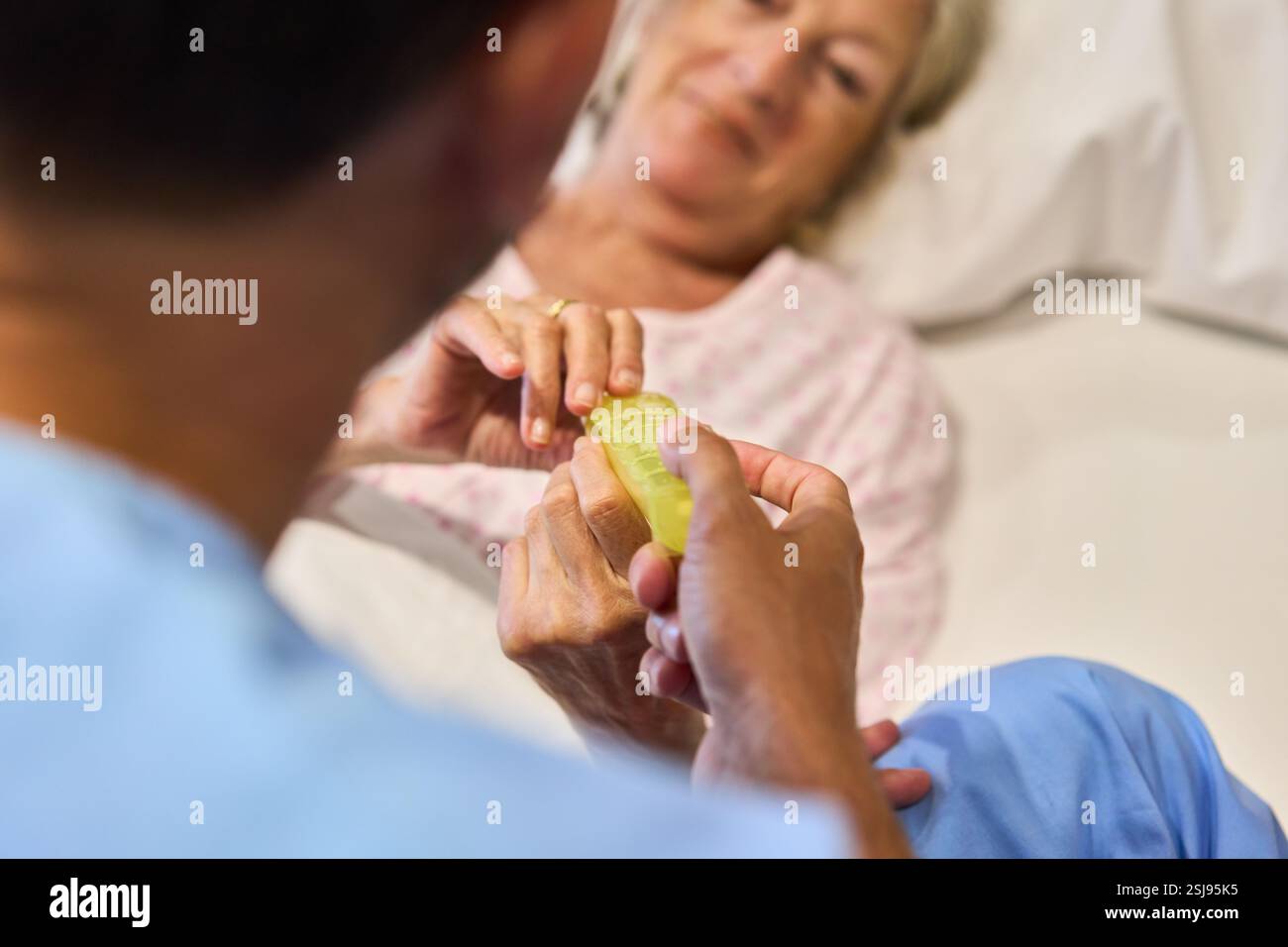 Pazienti anziani che ricevono cure e supporto attenti in un ambiente di riabilitazione. Foto Stock