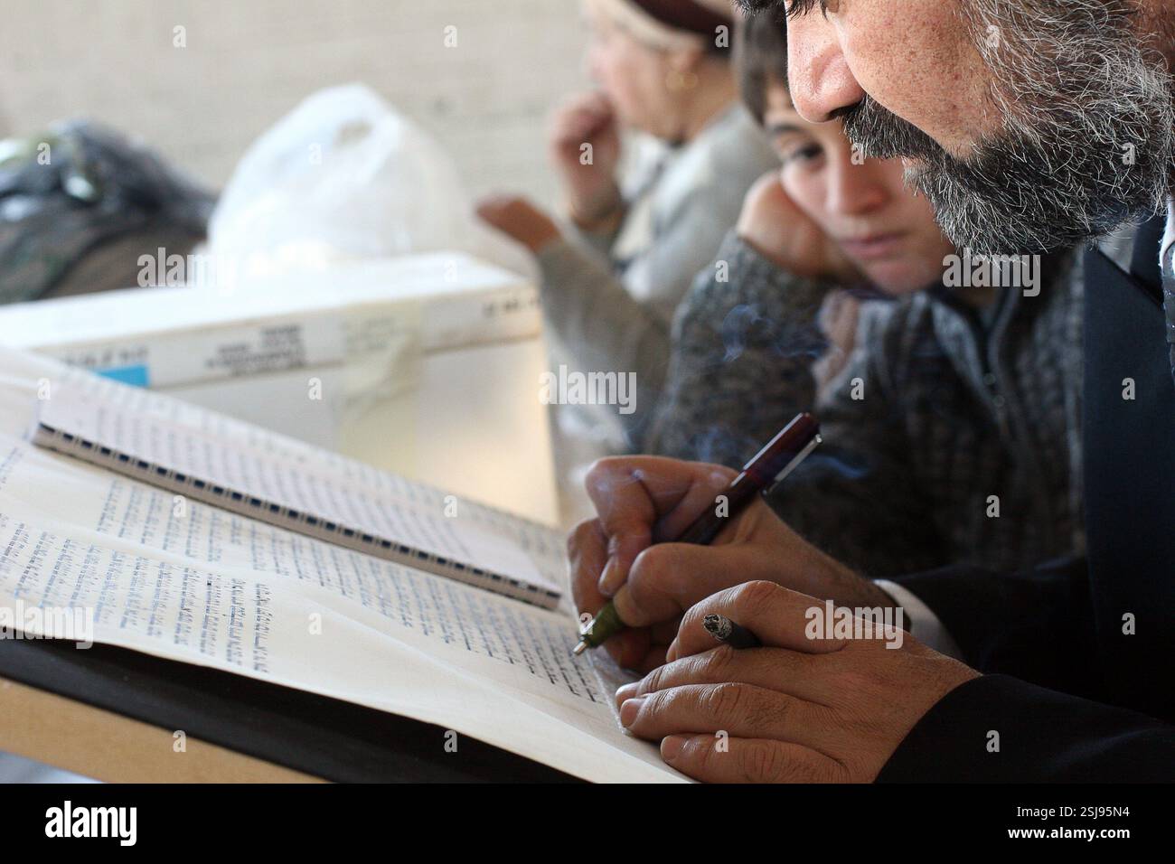 Copiando il rotolo della torah Un seTaM più morbido, sobrio, più morbido o ST'M più morbido è uno scriba ebreo che può trascrivere Sifrei Kodesh (pergamene sacre), tefillin (phy Foto Stock