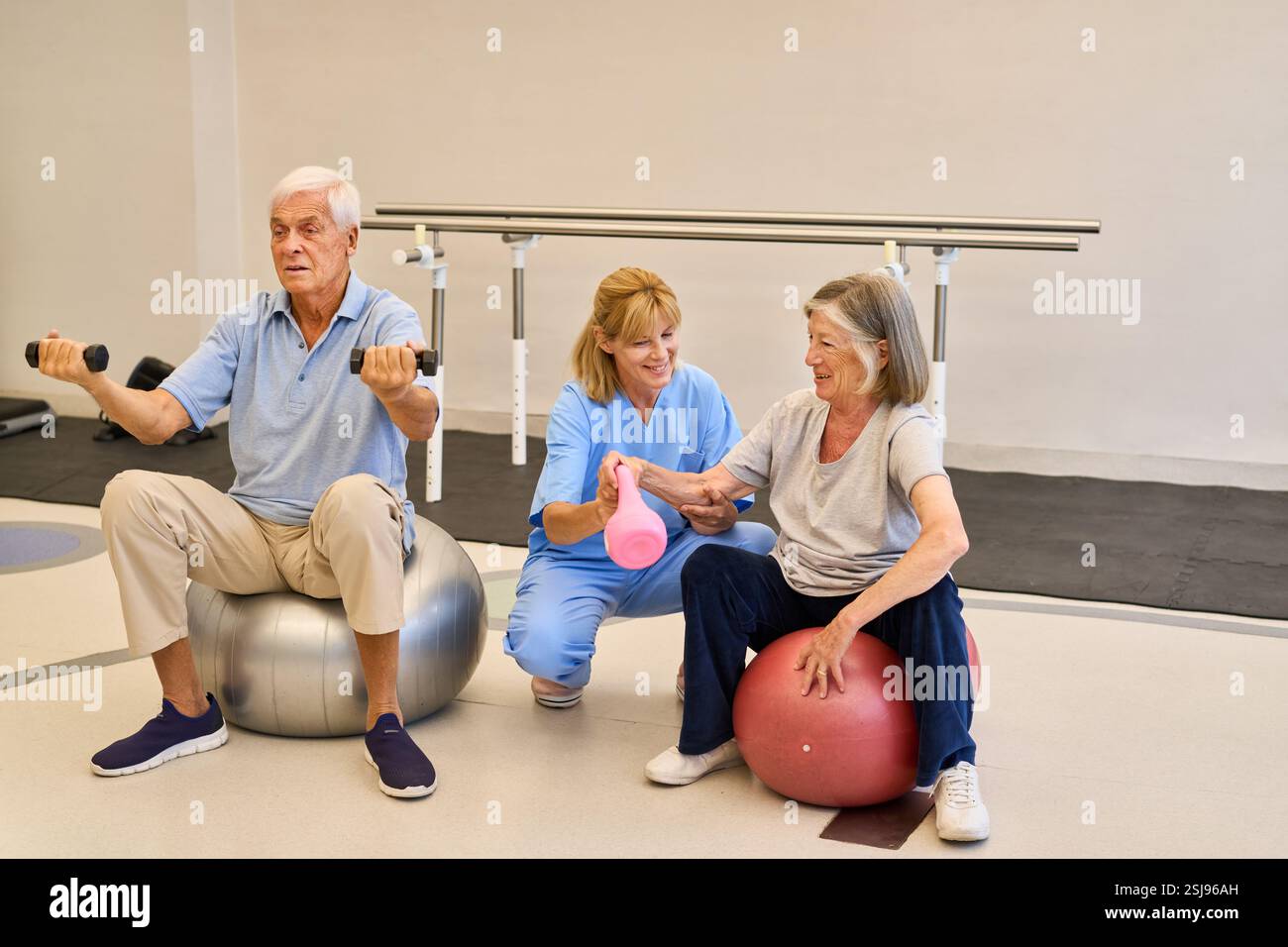 Persone anziane impegnate in allenamenti terapeutici sotto la supervisione di un operatore sanitario di supporto, sottolineando la salute e la guarigione in una riabilitazione Foto Stock