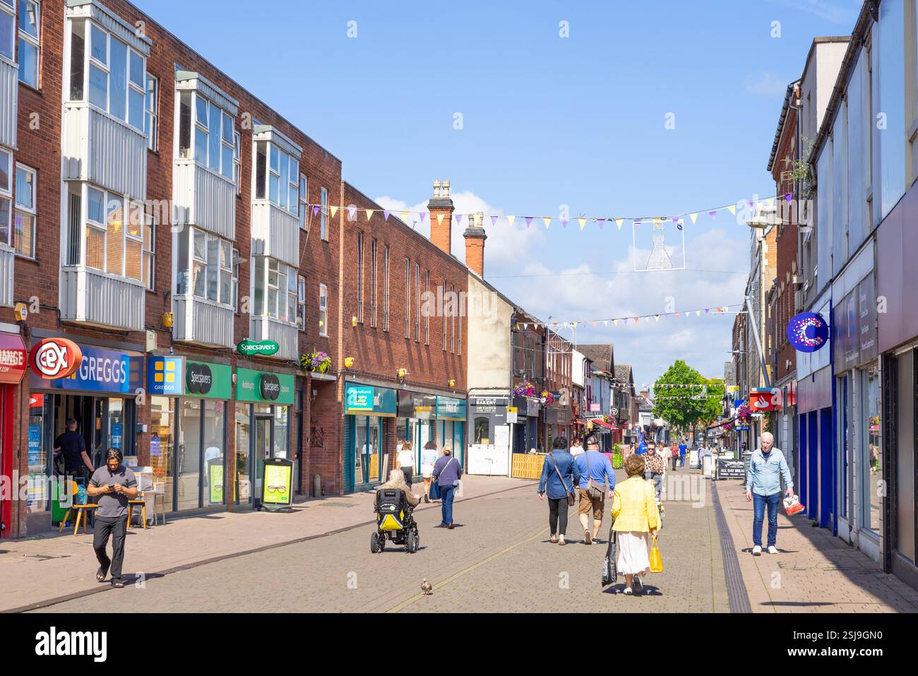 Persone che fanno shopping nei negozi di Market Street Loughborough Leicestershire East Midlands Inghilterra Regno Unito Europa Foto Stock