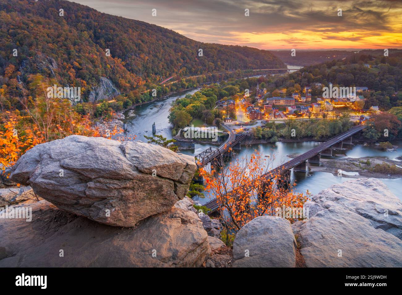 Harpers Ferry, West Virginia, Stati Uniti, affacciato sulla valle dello Shenandoah in autunno al crepuscolo. Foto Stock