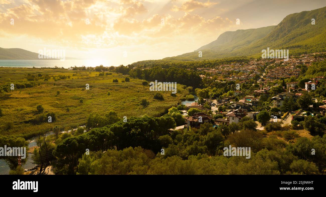 L'inizio dell'autunno nel villaggio vacanze di Akyaka. Il tramonto si avvicina sul fiume Azmak e sul Golfo di Gokova. Mugla, Turchia Foto Stock