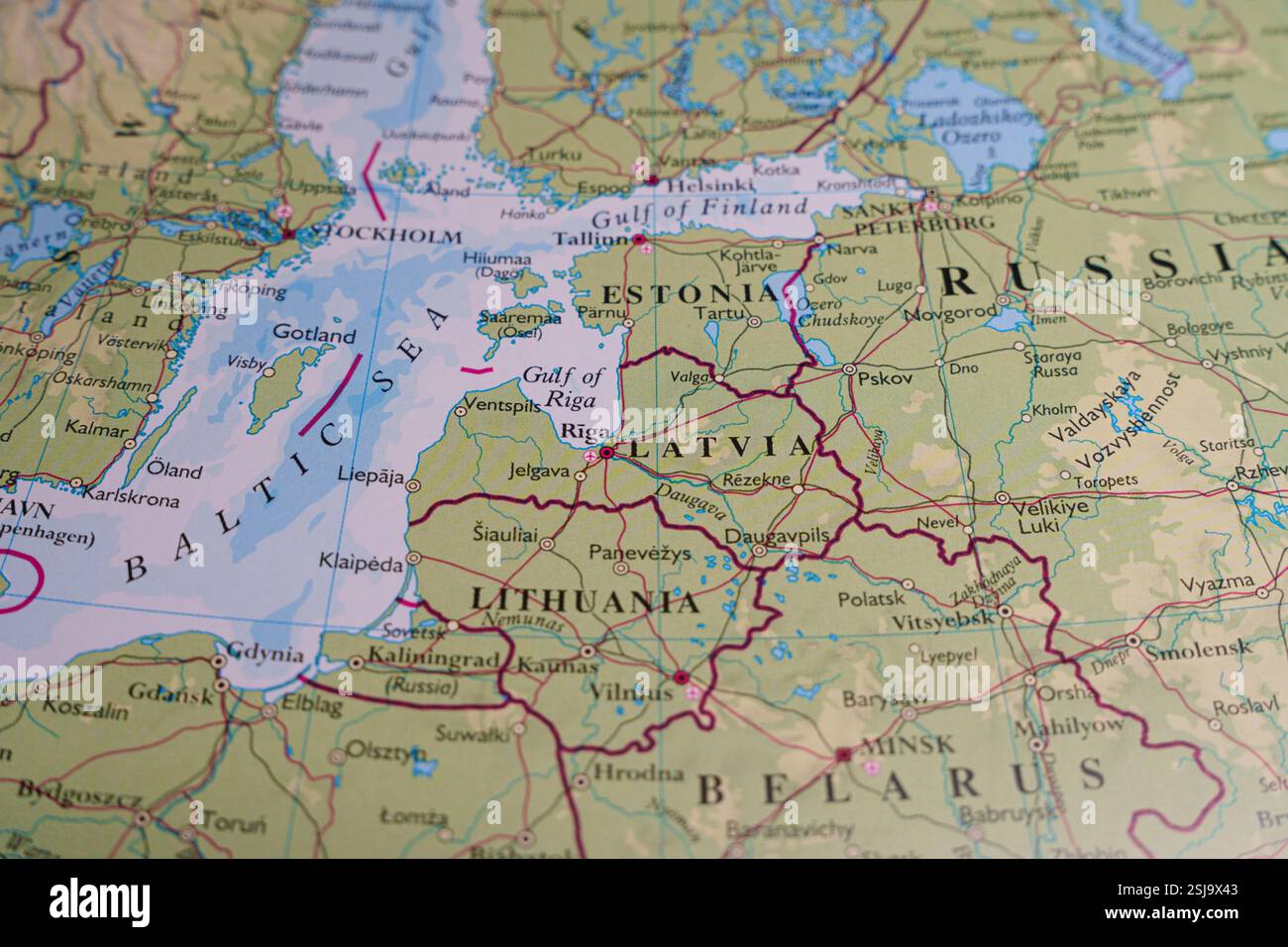 Una mappa dettagliata che mostra gli stati baltici (Estonia, Lettonia e Lituania) insieme a parti dei paesi circostanti come Russia, Bielorussia e Svezia Foto Stock
