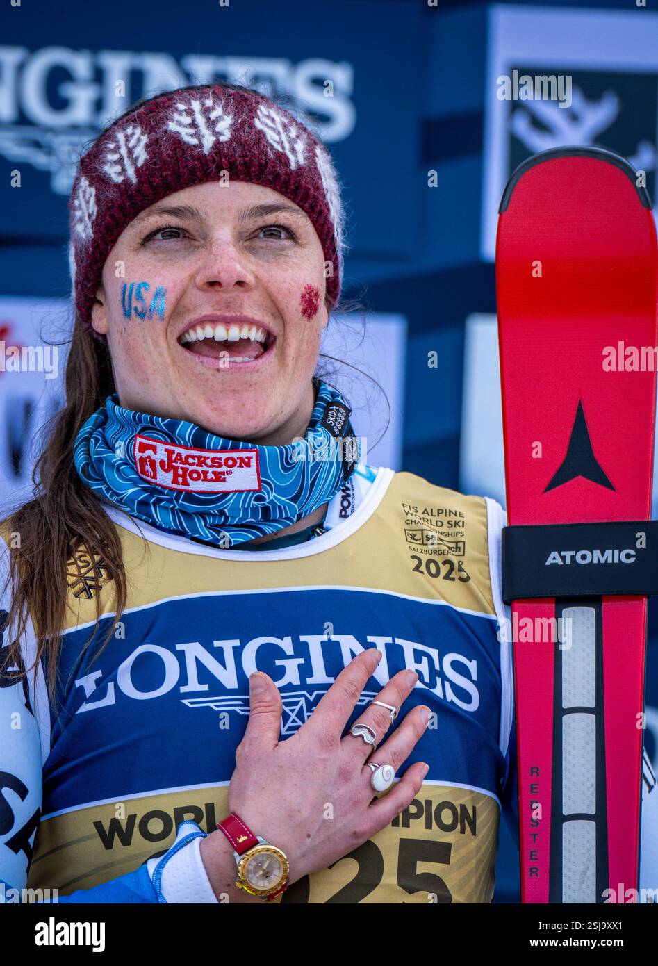 Saalbach Hinterglemm, Austria. 11 febbraio 2025. Sci alpino: Campionati del mondo, Team Combined, Ladies, Breezy Johnson dagli Stati Uniti canta l'inno nazionale americano dopo aver vinto la medaglia d'oro. Crediti: Jens Büttner/dpa/Alamy Live News Foto Stock