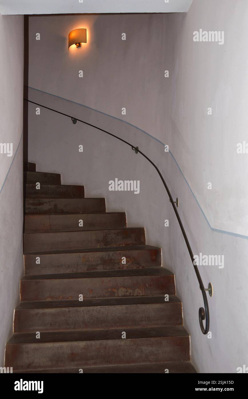 Scale d'ingresso disposte a semicerchio che bloccano la vista di ciò che è sopra Foto Stock
