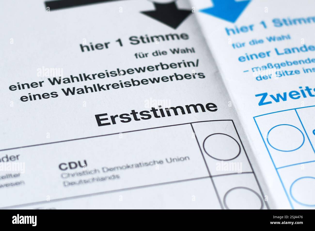 Germania - febbraio 2025: Primo piano del testo "Erststimme" (prima votazione) sulle schede elettorali per le elezioni del parlamento federale tedesco intitolato "Bundestagswahl" Foto Stock