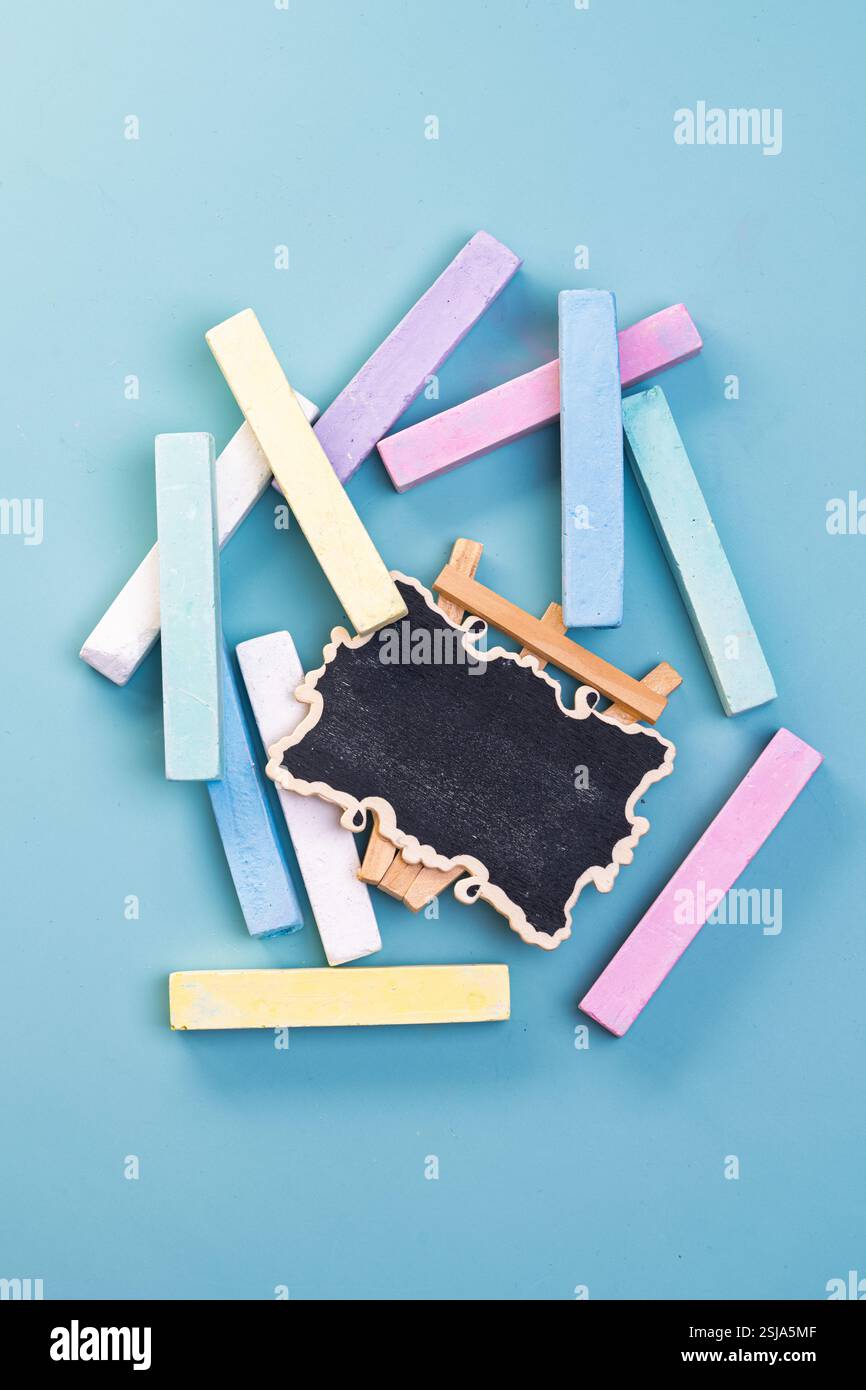 Pastelli colorati per l'istruzione da vicino Foto Stock