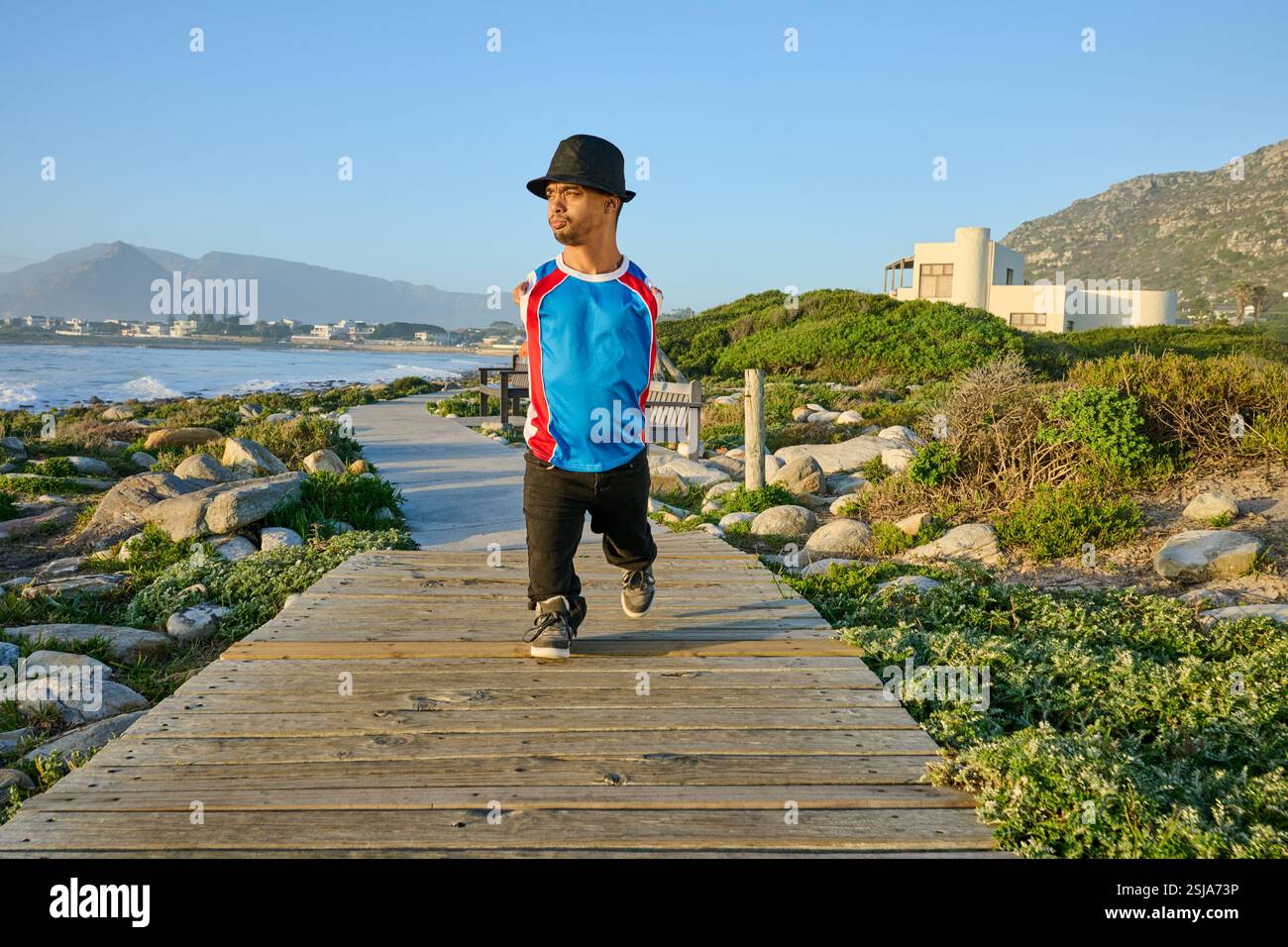 Uomo con focomelia sul lungomare Foto Stock