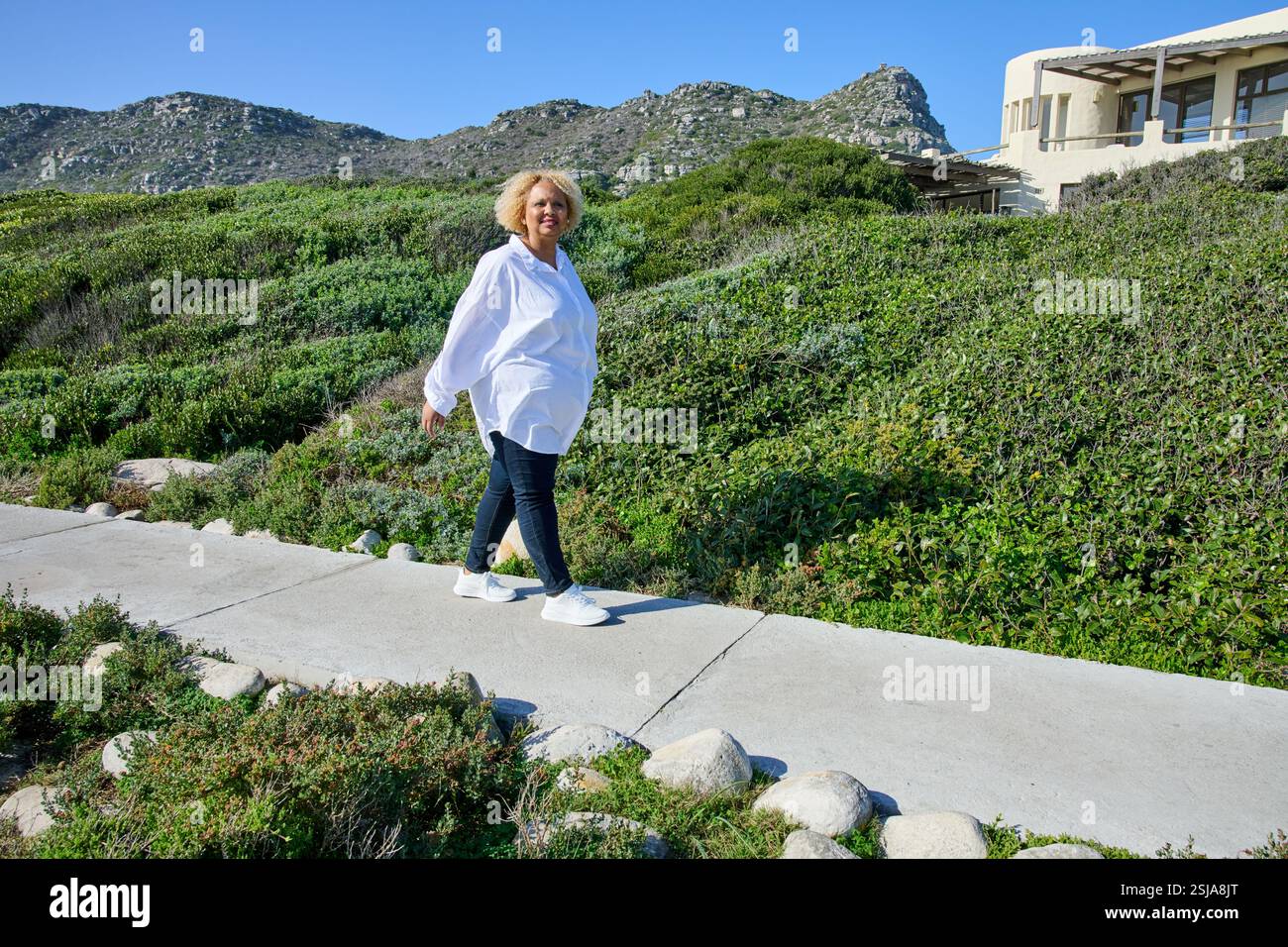 Persona che cammina sul sentiero pedonale Foto Stock