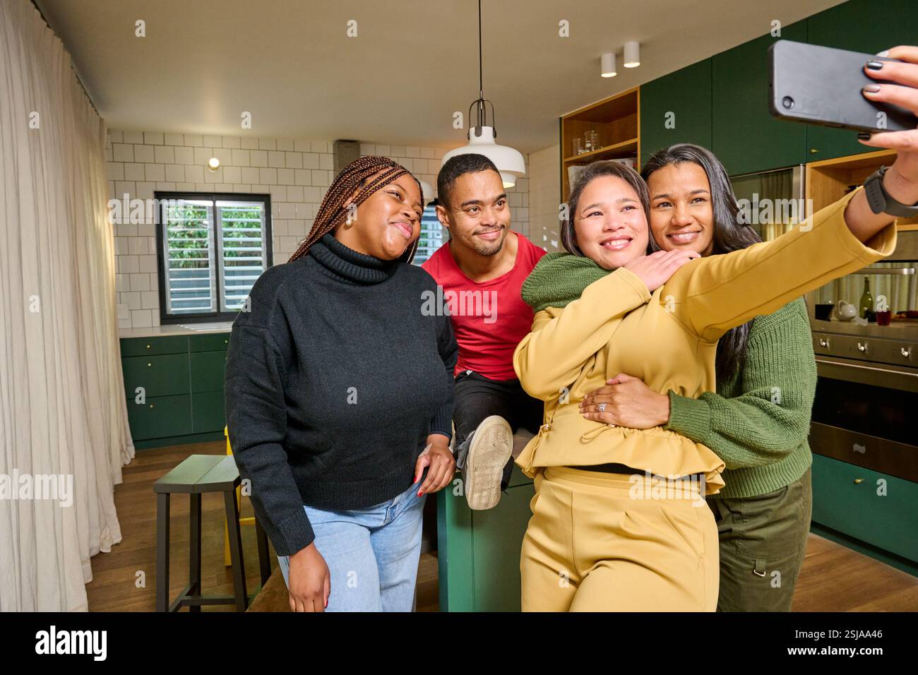 Sorridente amici prendendo selfie a casa Foto Stock