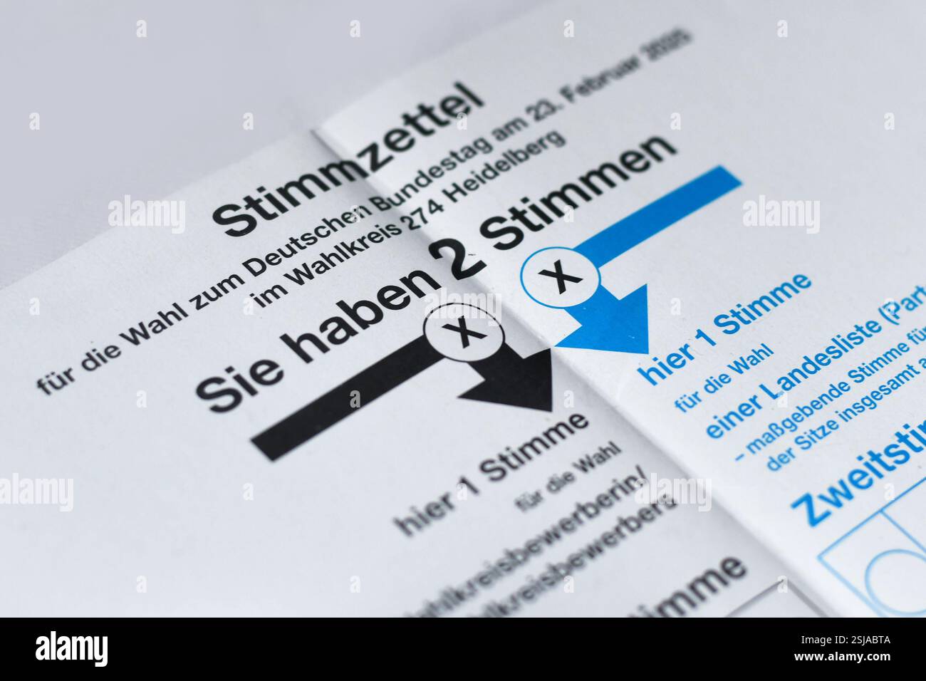 Germania - febbraio 2025: Primo piano delle schede elettorali per le elezioni del parlamento federale tedesco chiamato "Bundestagswahl" Foto Stock