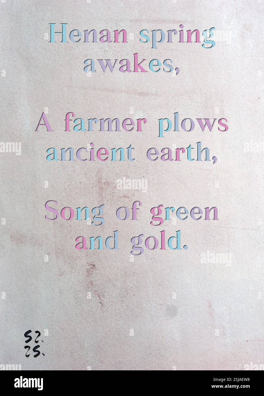 La primavera di Henan si sveglia, Un contadino ara la terra antica, canto del verde e dell'oro. La Gilda degli scrittori d'argento di Blanca del Alba. Arte di Zsuzsa Szikra. Poetry Art Print, Triplumes è una forma poetica unica ispirata al tradizionale haiku, composta da tre righe che catturano momenti di chiarezza, emozione e approfondimento. Nella nostra collezione abbracciamo la libertà del linguaggio, dove la fusione delle parole e la rimozione dei trattini è più di una scelta stilistica: È un modo per trasmettere unità e vicinanza tra le idee, creando un'espressione fluida e compatta che risuona con i ritmi della vita moderna. Foto Stock