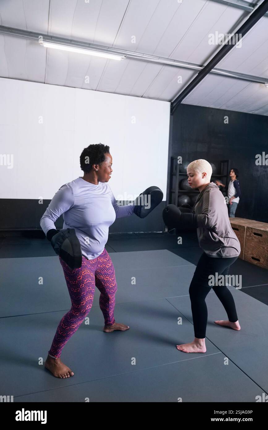 Persone il pugilato in palestra Foto Stock