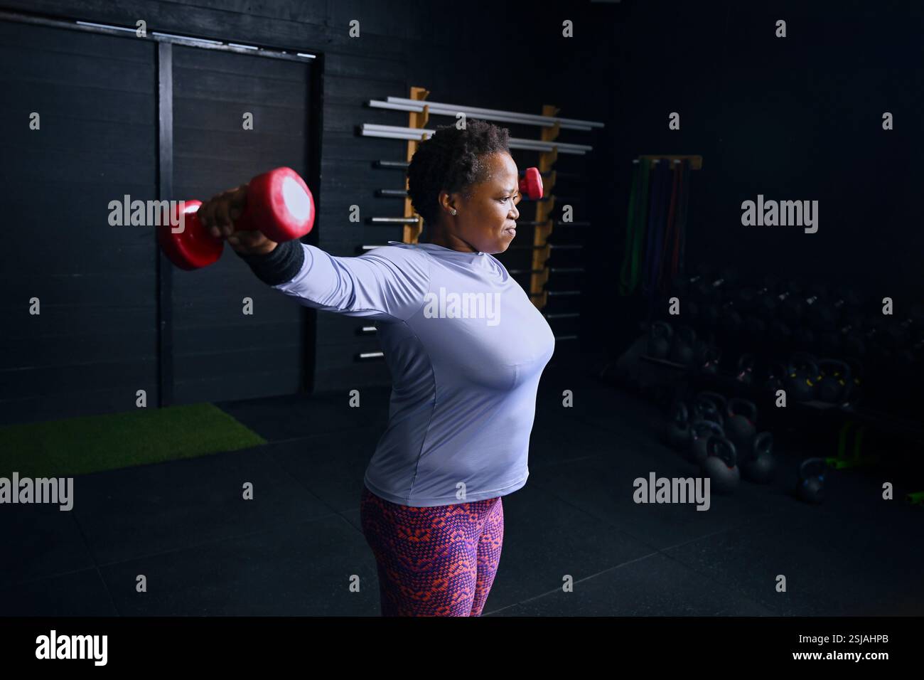 Persona che si esercita in palestra Foto Stock