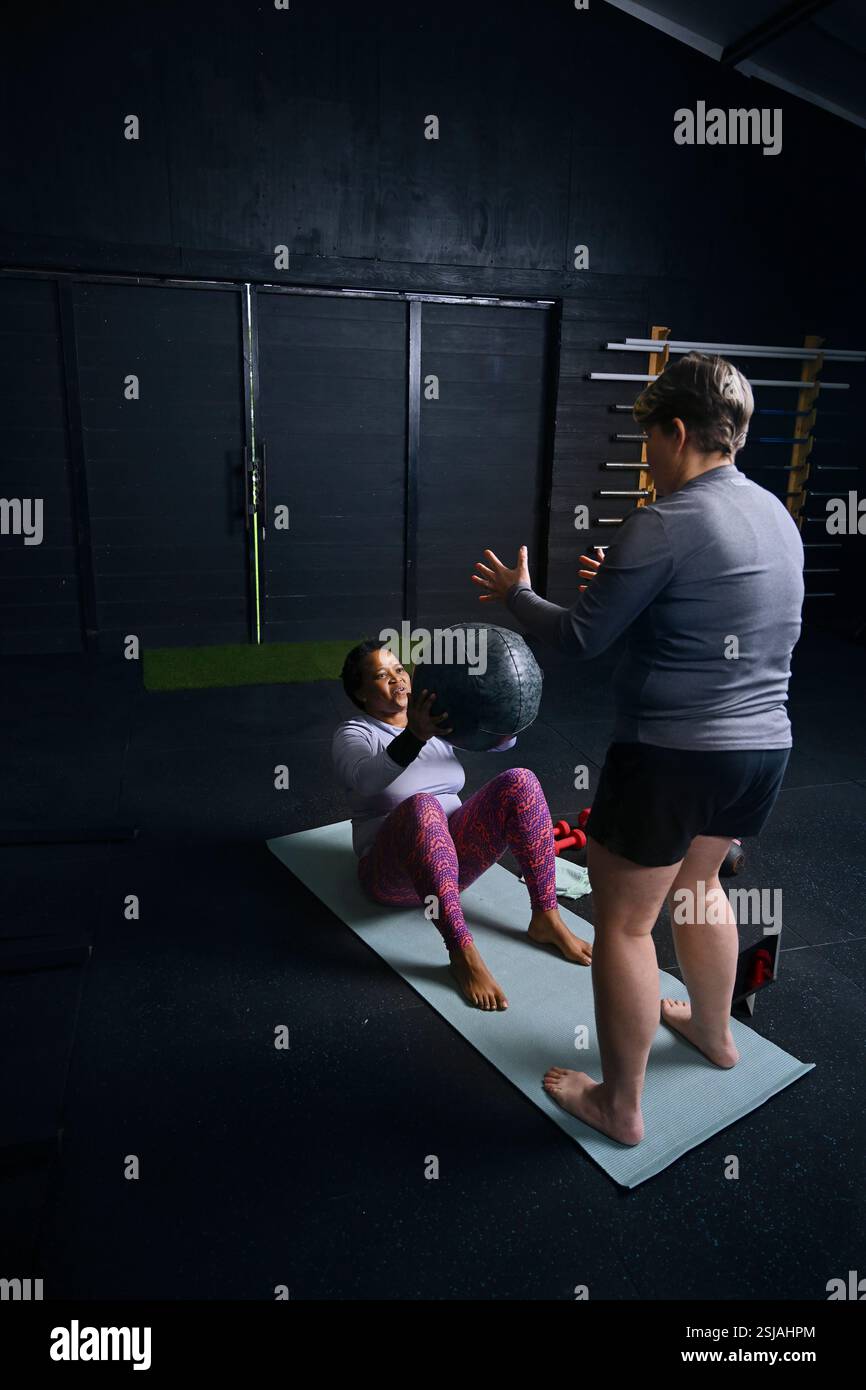 Persone che esercitano in palestra Foto Stock