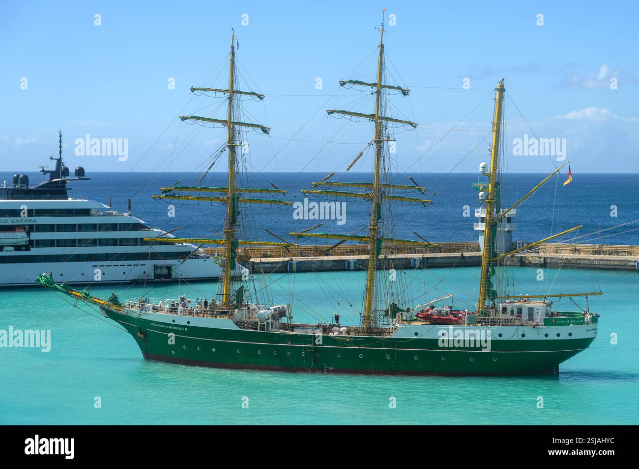 Nave da addestramento Deutsche Stiftung Alexander von Humboldt II presso Bridgetown Cruise Harbour, Barbados, Caraibi, con smeraldo Sakara sullo sfondo Foto Stock
