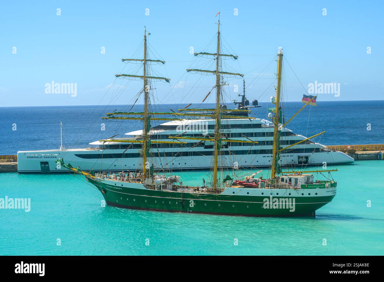 Nave da addestramento Deutsche Stiftung Alexander von Humboldt II presso Bridgetown Cruise Harbour, Barbados, Caraibi, con smeraldo Sakara sullo sfondo Foto Stock
