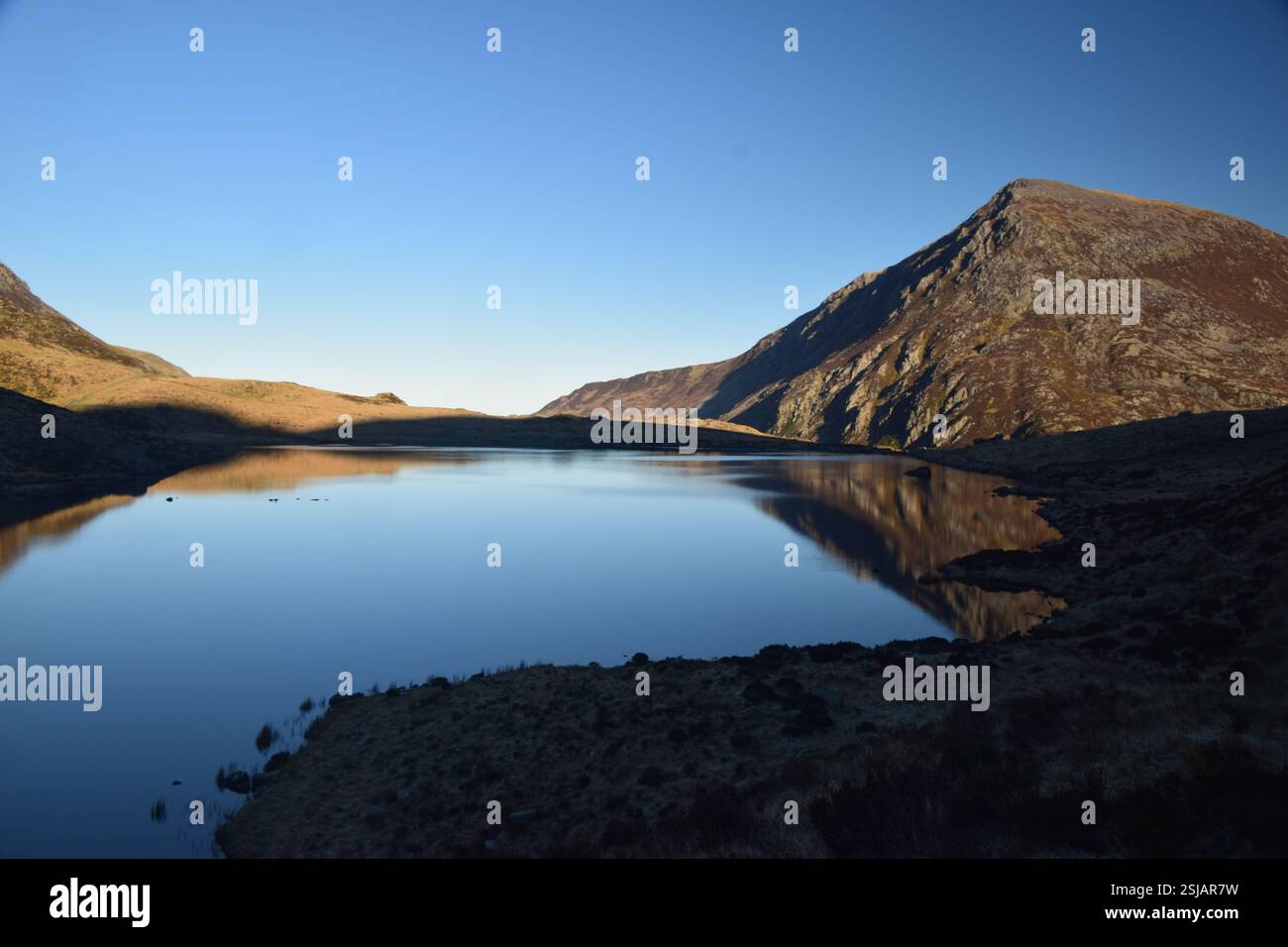 Llyn Idwal e dintorni montuosi Foto Stock