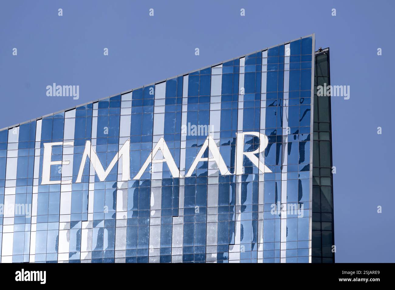 Logo Emaar Properties su un edificio in vetro. Dubai, Emirati Arabi Uniti - 1 novembre 2023 Foto Stock