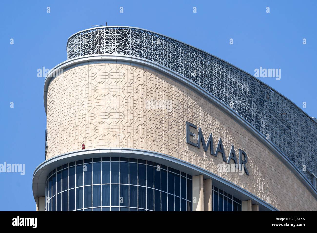 Logo Emaar Properties sull'edificio. Dubai, Emirati Arabi Uniti - 1 novembre 2023 Foto Stock