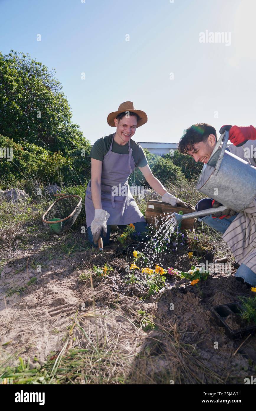 Coppie gay di giardinaggio Foto Stock