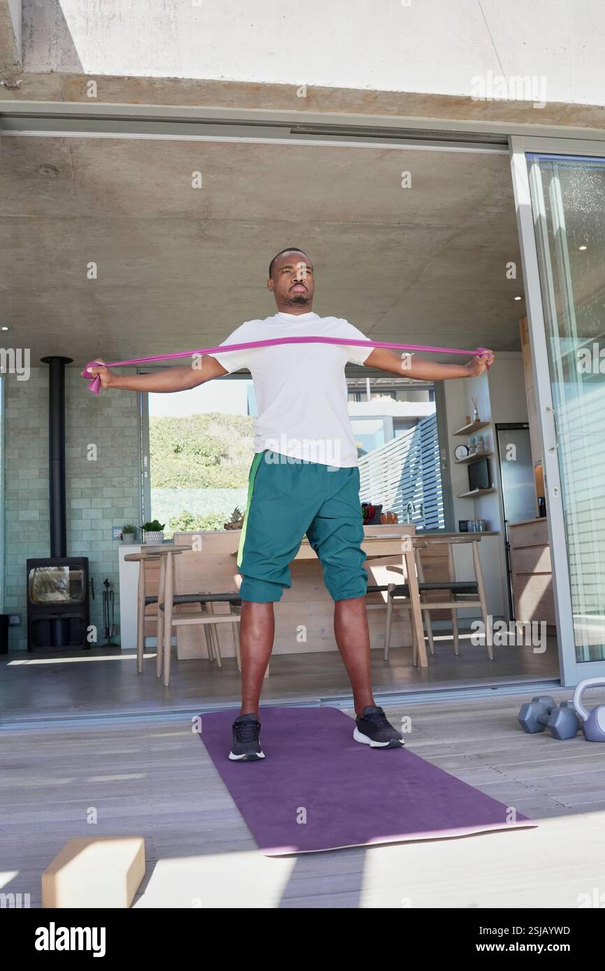 Uomo con protesi alle gambe che si fa esercizio sul patio Foto Stock