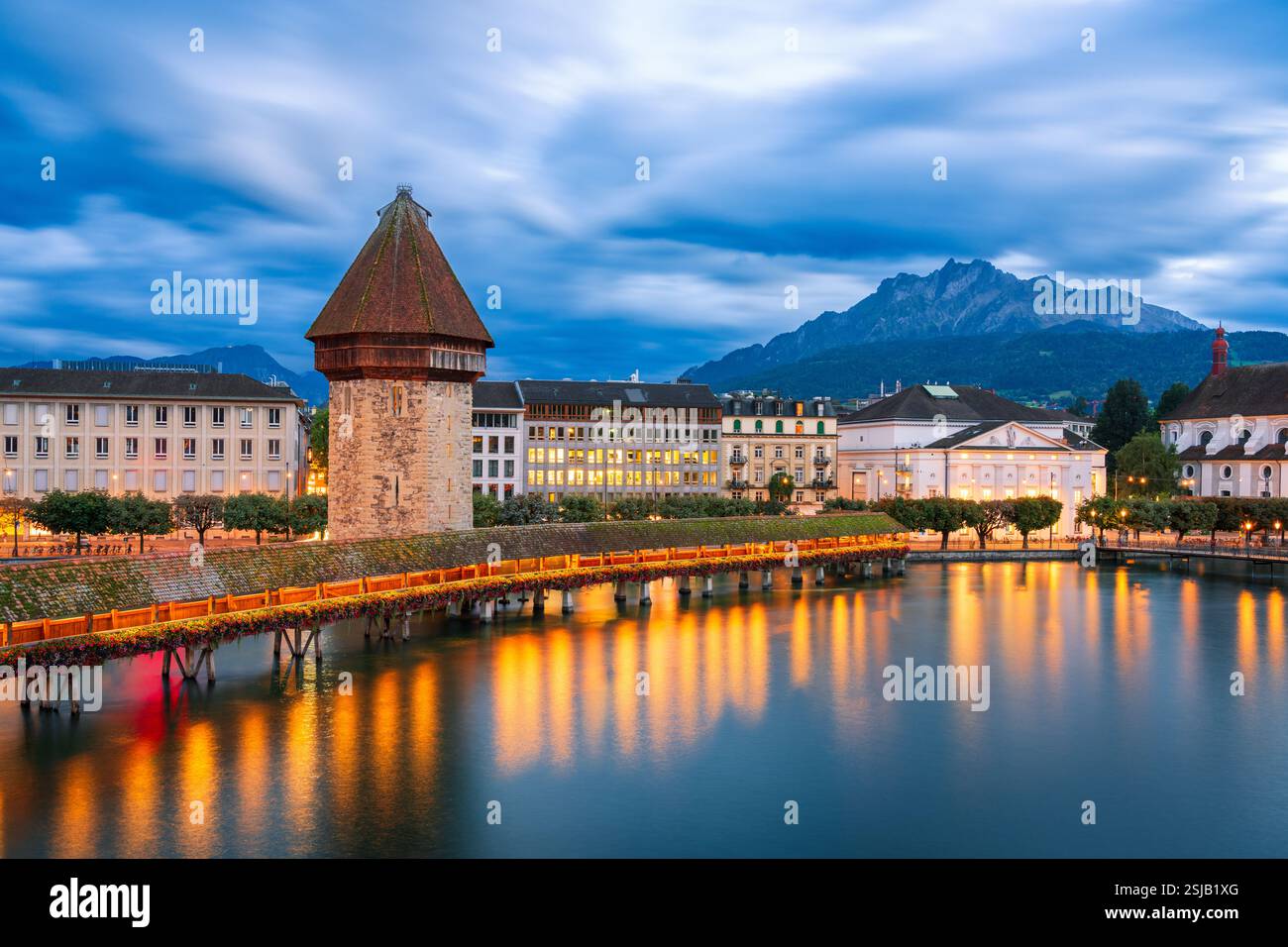 Lucerna, in Svizzera, la sera sul fiume Reuss con il monte Pilato. Foto Stock