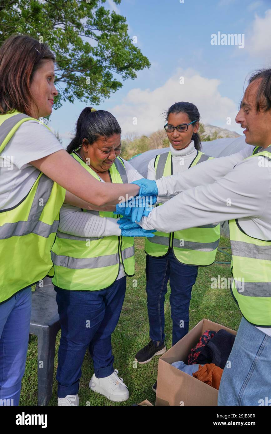 Gruppo di volontari in piedi e tenendo per mano le scatole per donazioni all'aperto Foto Stock