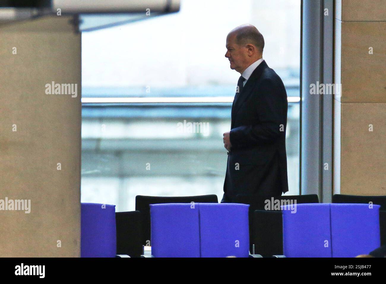 Berlin, Deutschland, 11.02.2025: Deutscher Bundestag: 212. Bundestagssitzung: Bundeskanzler Olaf Scholz SPD geht raus *** Berlino, Germania, 11 02 2025 Bundestag 212 Bundestag sessione Bundestag il Cancelliere federale Olaf Scholz SPD esce Copyright: XdtsxNachrichtenagenturx dts 58627 Foto Stock