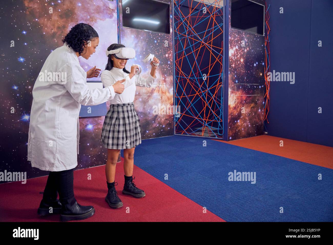 Ragazza che usa il simulatore di realtà virtuale al centro scientifico Foto Stock