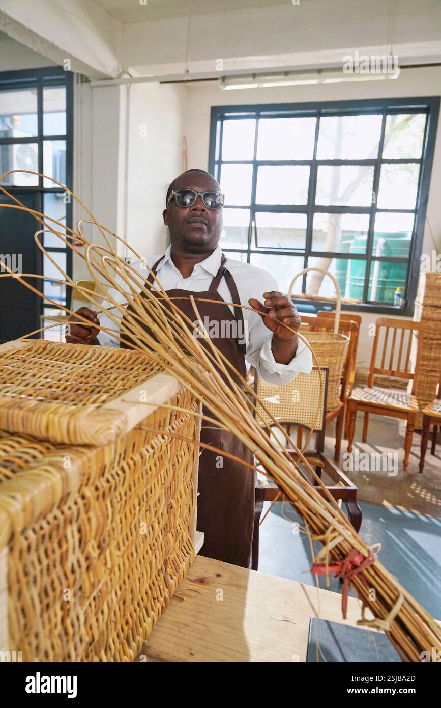 Artigiano che produce mobili in officina Foto Stock