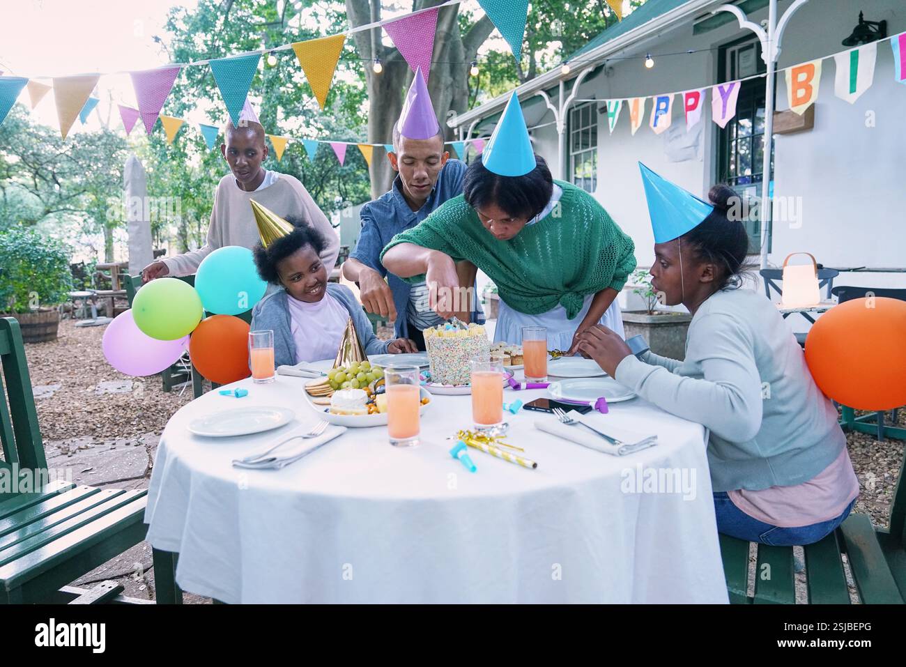 Amici disabili che si divertono alla festa di compleanno Foto Stock