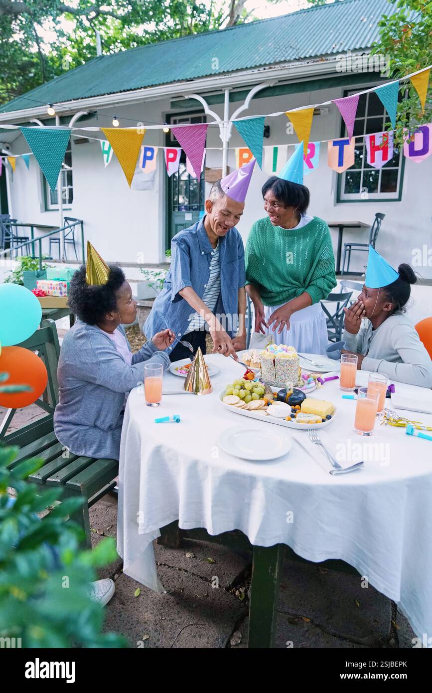 Amici disabili che si divertono alla festa di compleanno Foto Stock