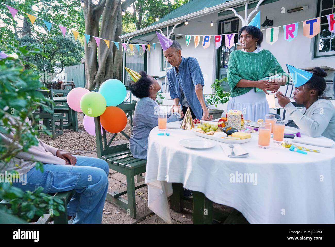 Amici disabili che si divertono alla festa di compleanno Foto Stock