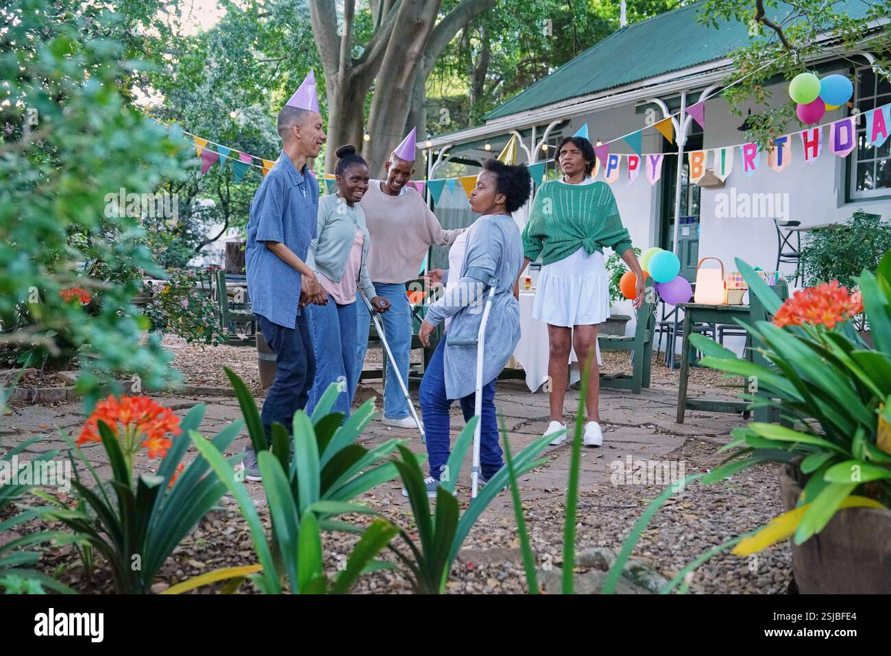 Amici disabili che si divertono alla festa di compleanno Foto Stock