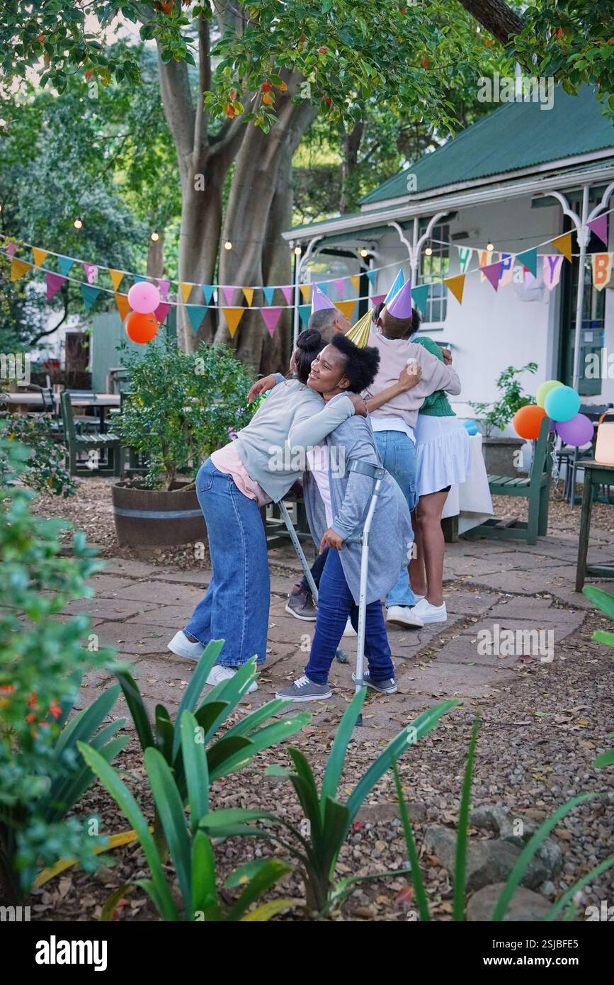 Amici disabili che si divertono alla festa di compleanno Foto Stock