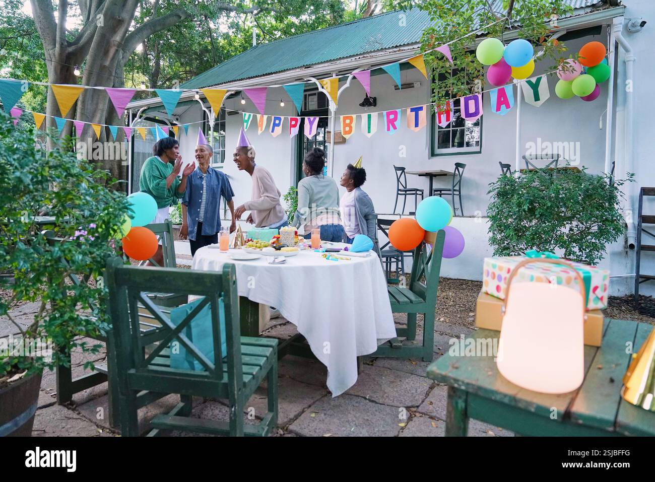 Amici disabili che si divertono alla festa di compleanno Foto Stock