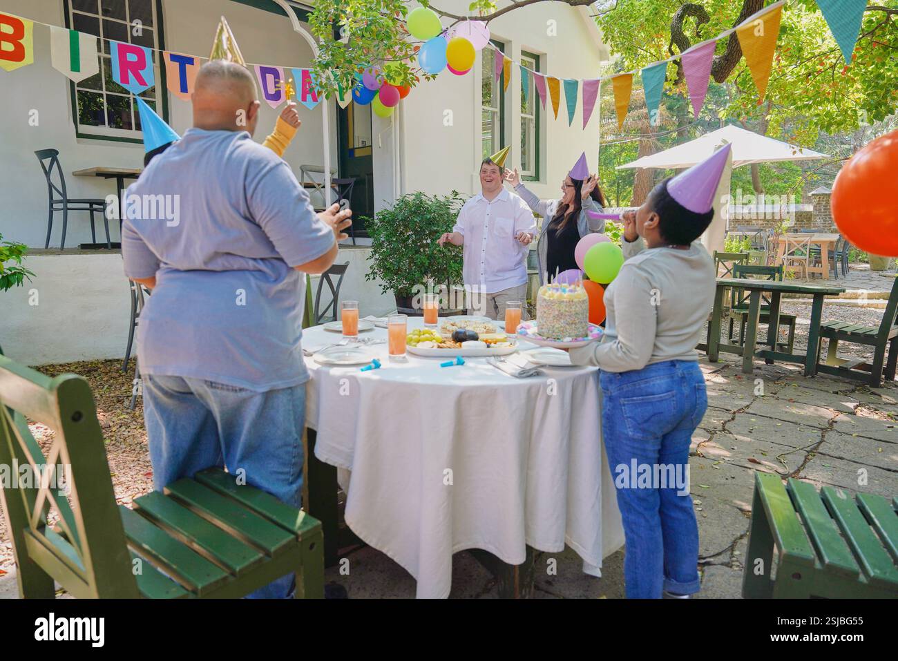 Amici disabili che festeggiano il compleanno Foto Stock