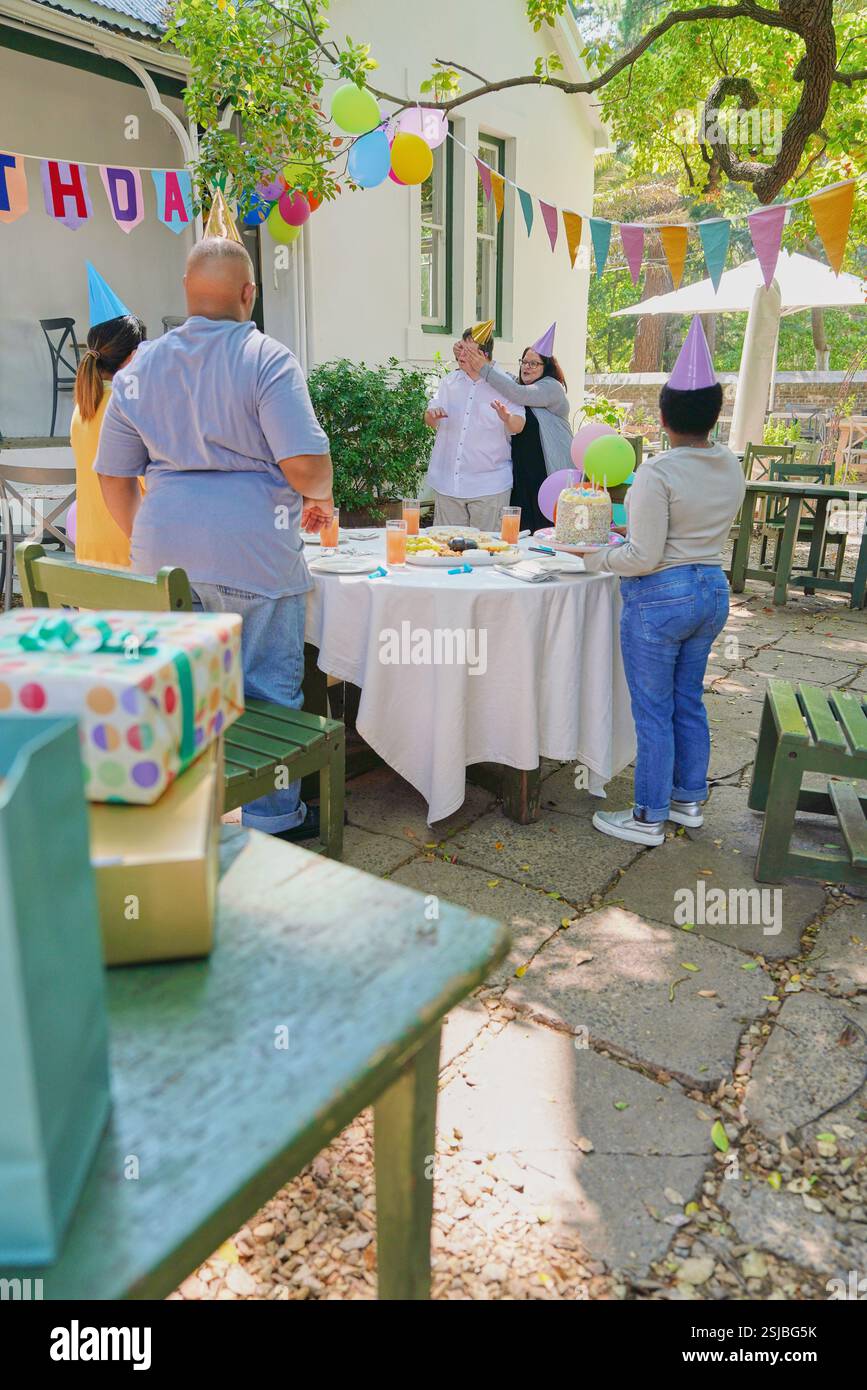 Amici disabili che festeggiano il compleanno Foto Stock