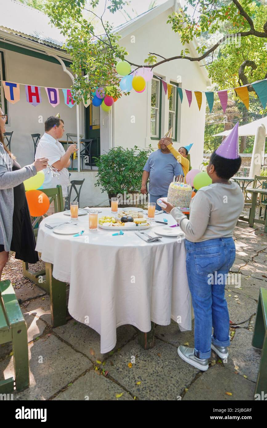Amici disabili che festeggiano il compleanno Foto Stock