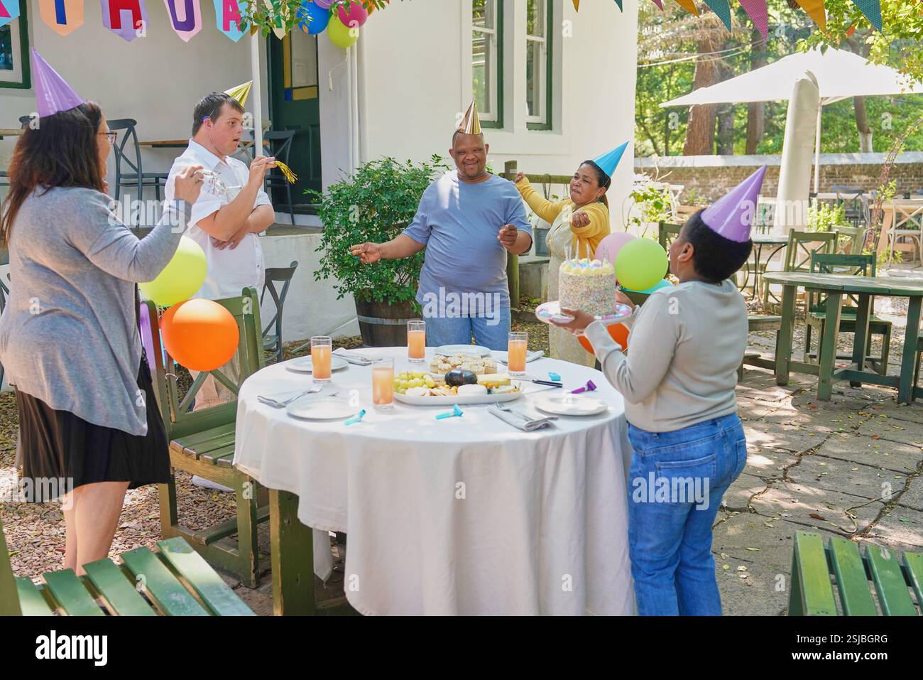 Amici disabili che festeggiano il compleanno Foto Stock