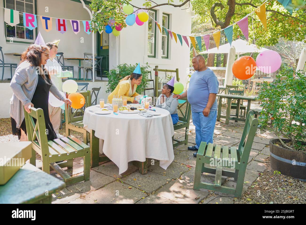 Amici disabili che festeggiano il compleanno Foto Stock