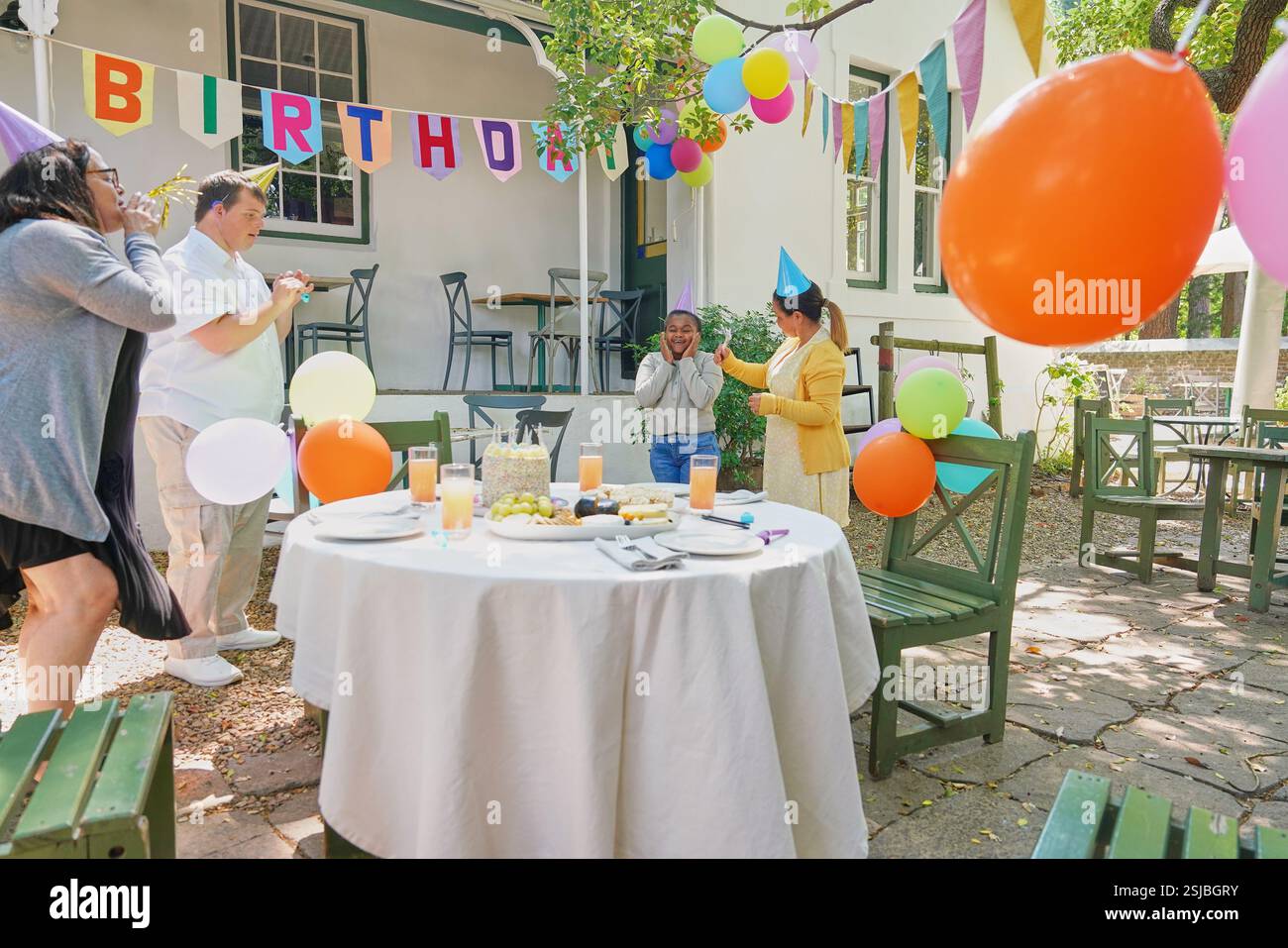 Amici disabili che festeggiano il compleanno Foto Stock