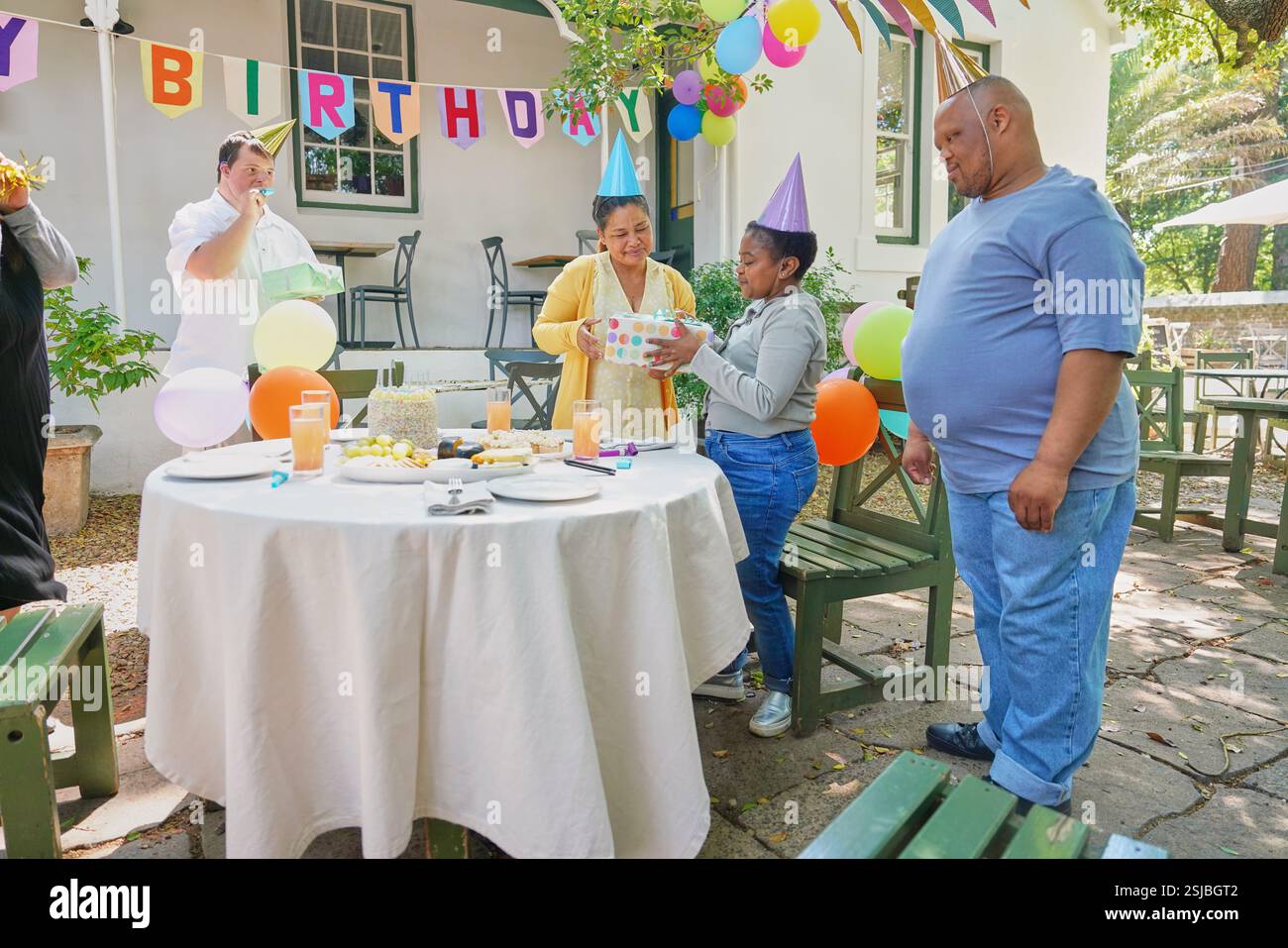 Amici disabili che festeggiano il compleanno Foto Stock