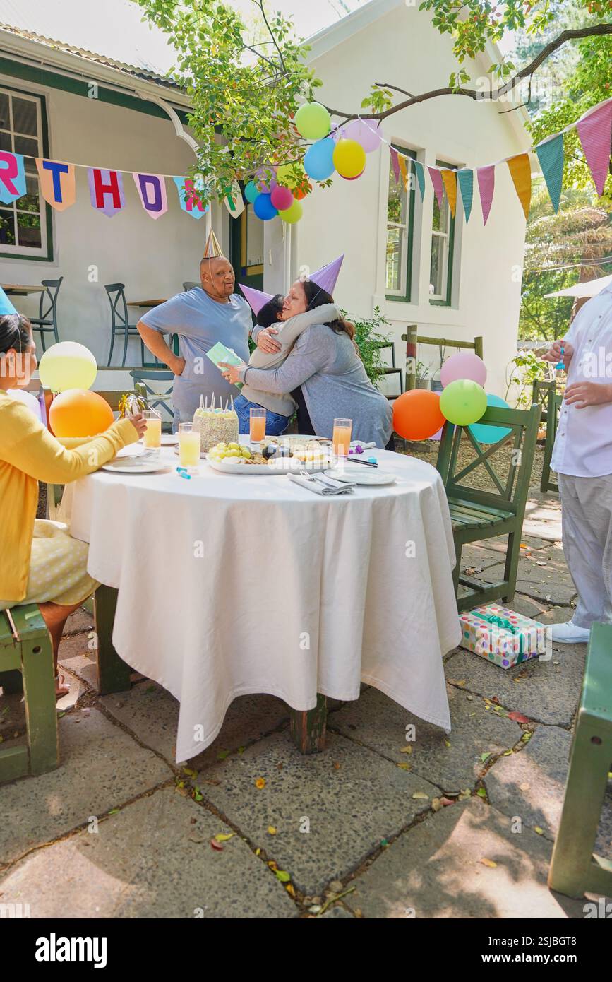 Amici disabili che festeggiano il compleanno Foto Stock