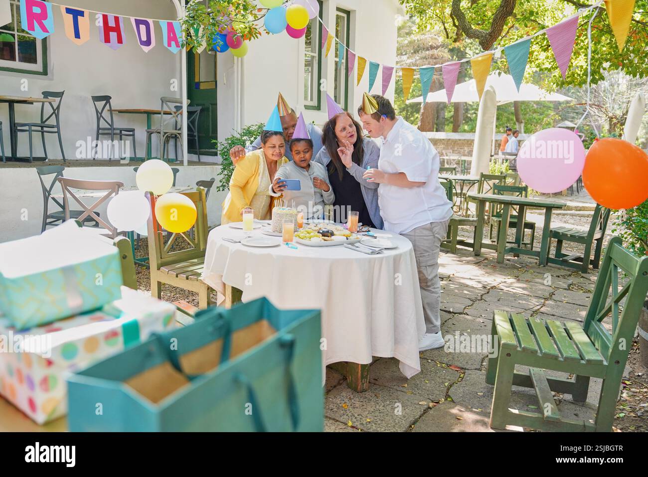 Amici disabili che festeggiano il compleanno Foto Stock